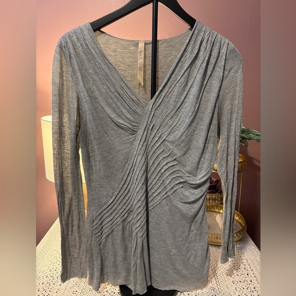 Tissue soft rayon top, fully lined. Sz large. Artistic, flattering pin-tucking.
